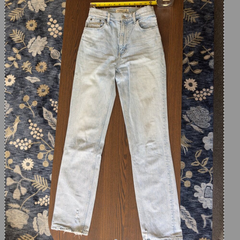 Abercrombie Ultra High Rise 90s Straight Jean (24L)
